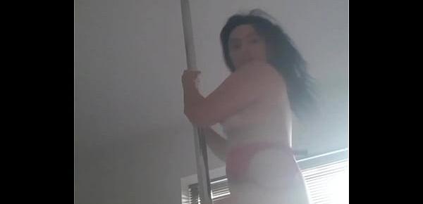  Mimi fazendo pole depois de levar rola no cu